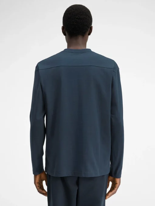 The long-sleeve t-shirt