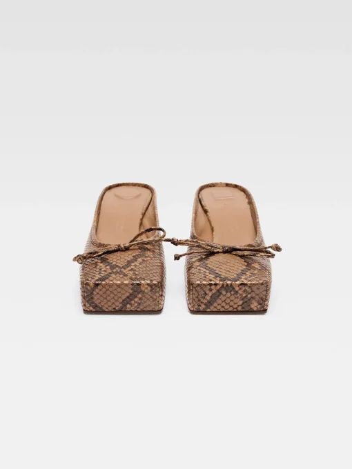 The low Ballet mules
